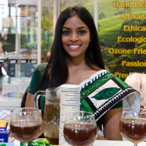 Представительница из Шри Ланка тоже угощает чаем. Foto © Tatjana Balzer